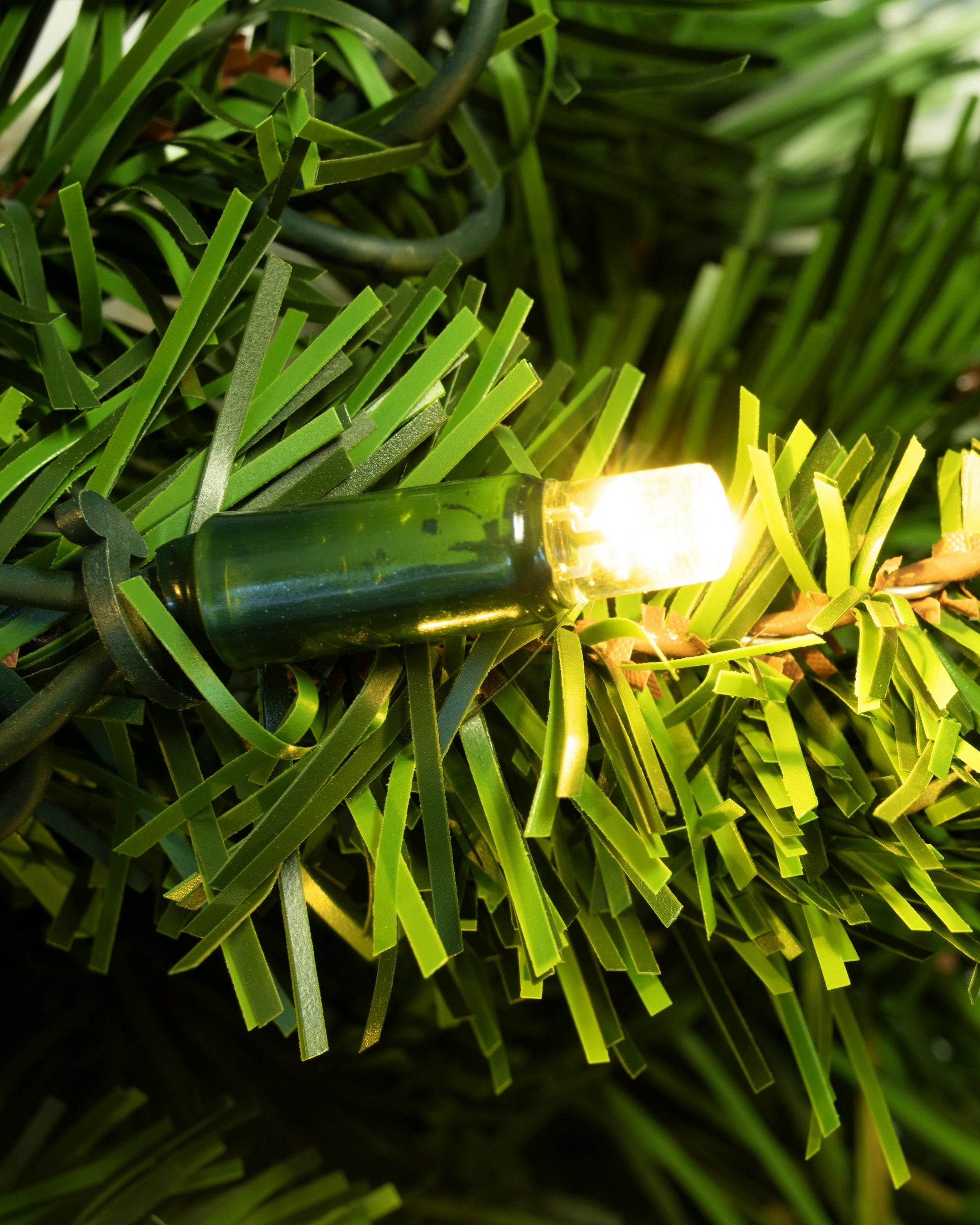 The 9ft Pre-lit Ironwood Garland - Dual Colour LEDs (10pc)