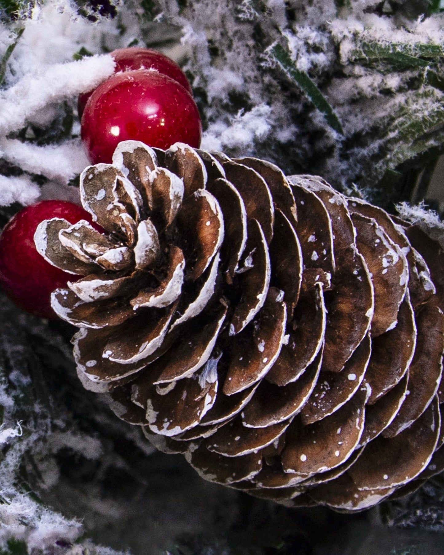 The Pre-lit Connectable 270cm Snowy Alpine Garland